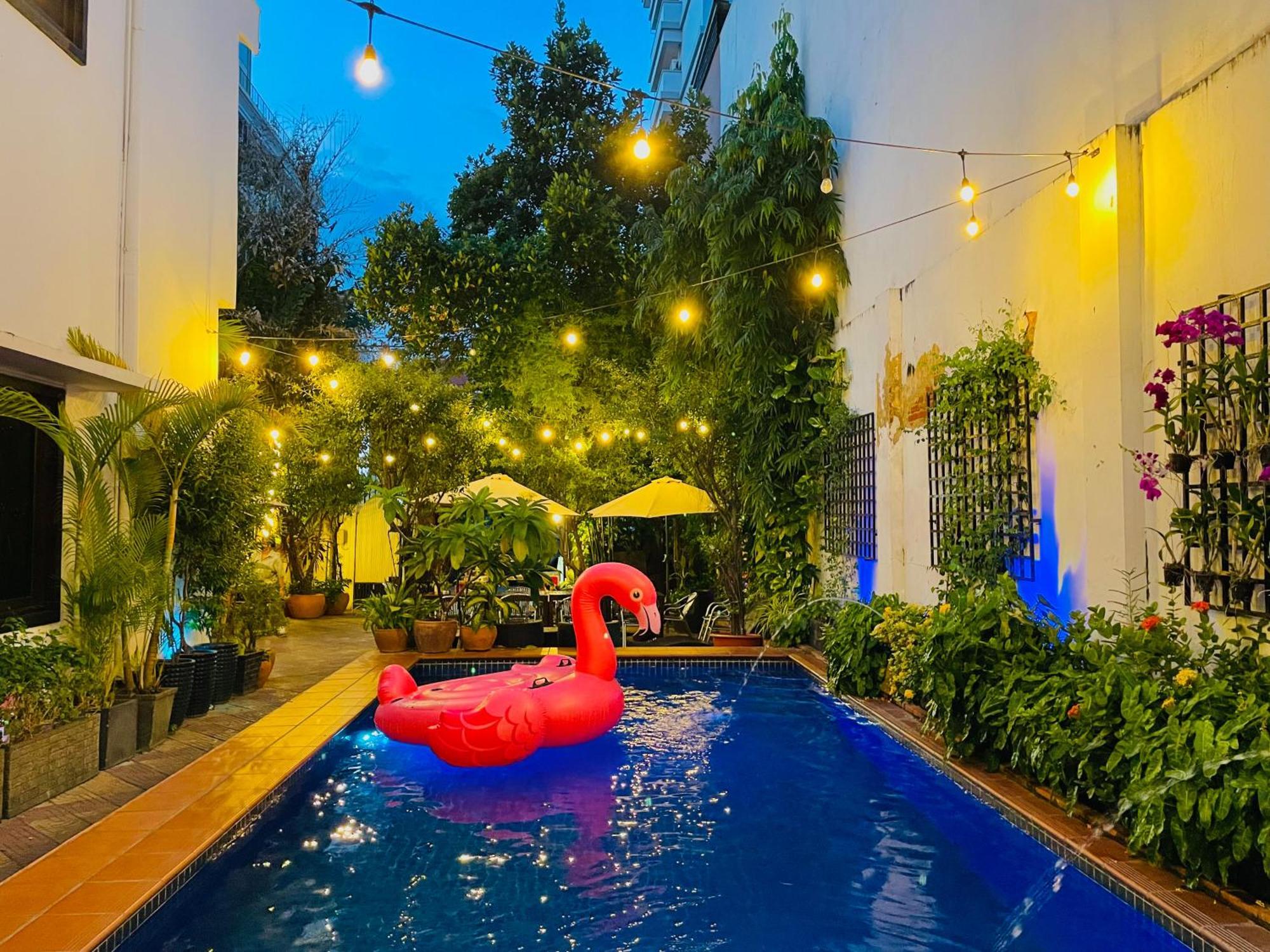 فندق Birdcage Boutique بنوم بنه المظهر الخارجي الصورة